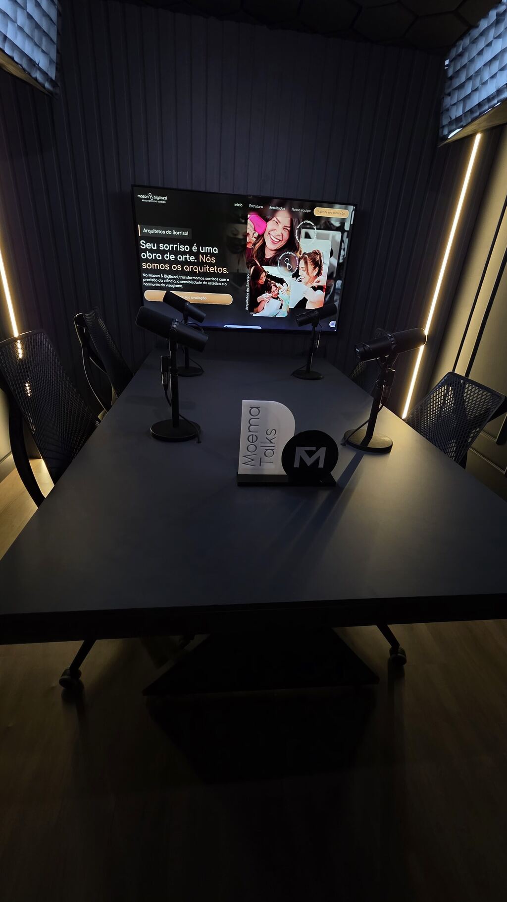 Estúdio de podcast Moema Talks montado com multicâmera e iluminação